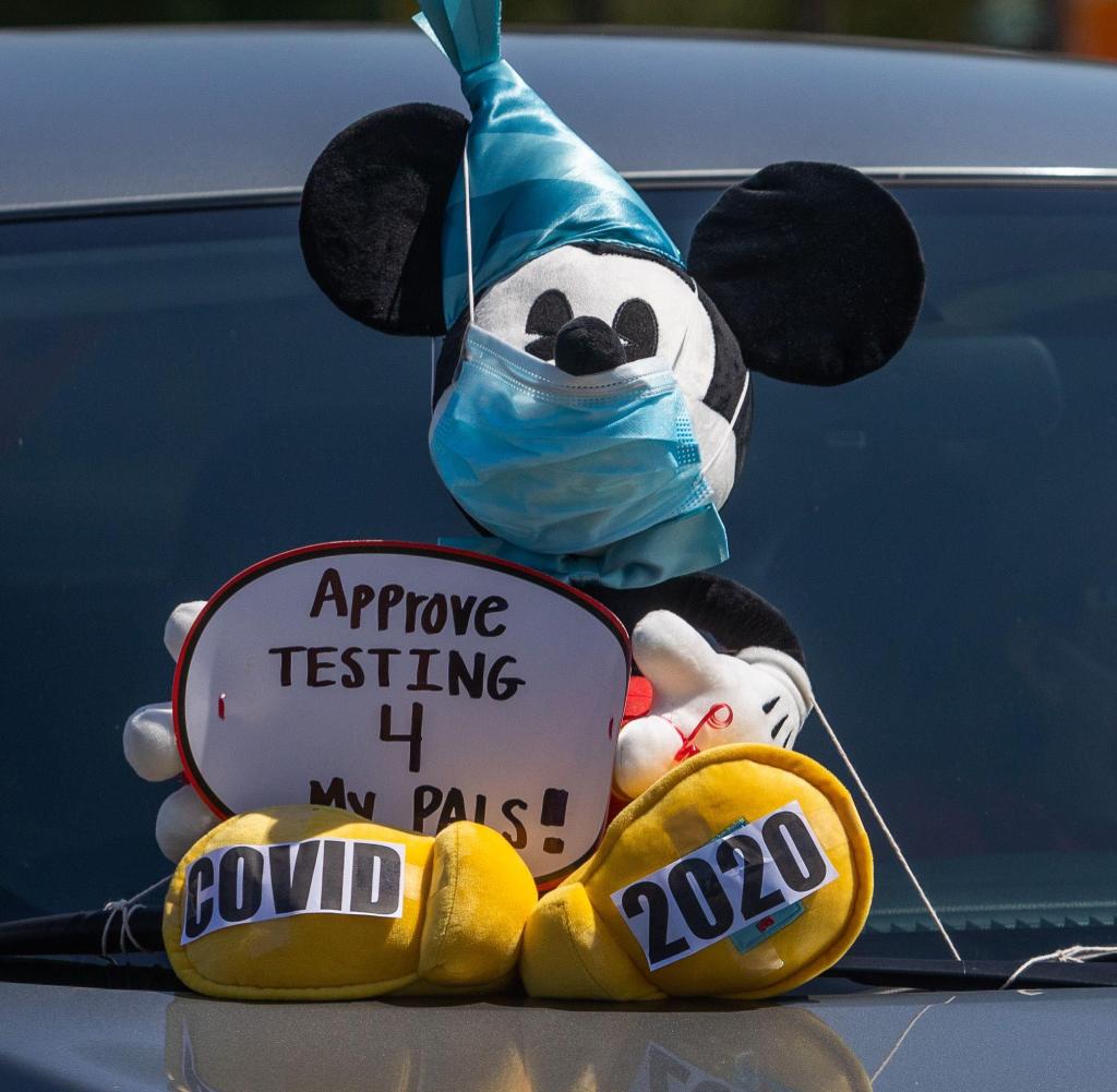 Maus mit Maske: So protestierten Mitarbeiter des beliebten Vergnügungsparks Disneyland vor der Wiedereröffnung wegen strengerer Koronaregeln