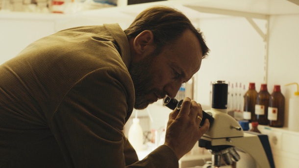 Richard (Wotan Wilke Möhring) macht eine schreckliche Entdeckung: Es ist die Taubengrippe.  (Quelle: ZDF und Krzysztof Wiktor)