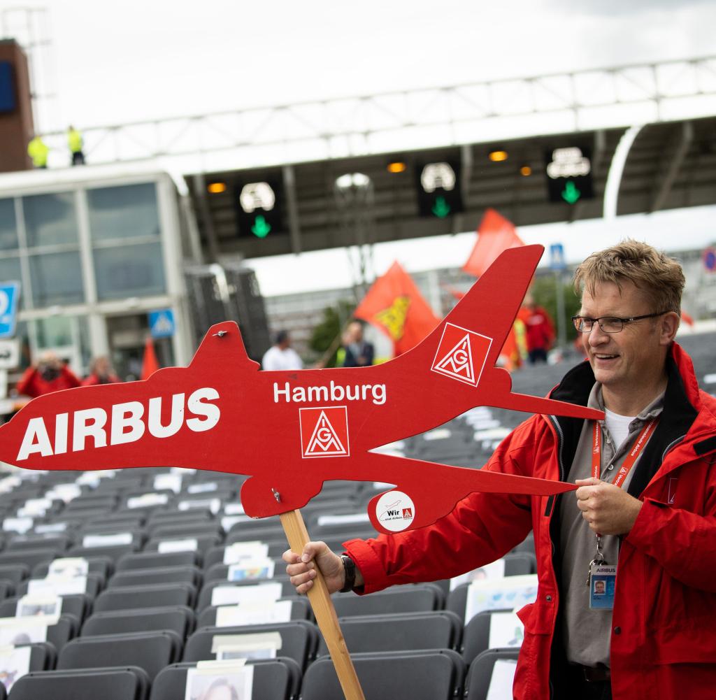 Mitarbeiter des Flugzeugherstellers Airbus versammeln sich vor den Werkstoren in Hamburg-Finkenwerder