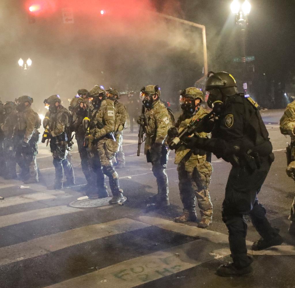 Bundespolizisten in Portland platzierten Barrikaden über Gegendemonstranten der weißen Miliz