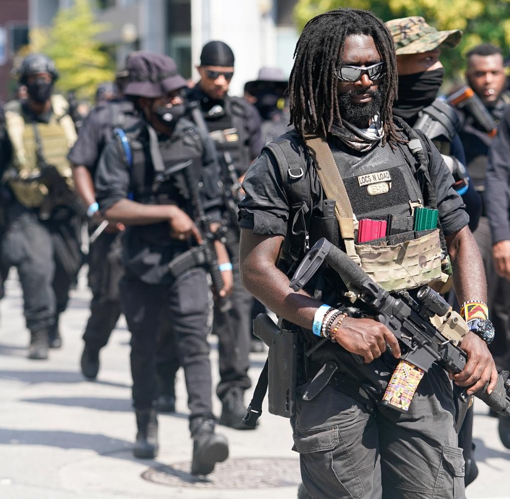 Mitglieder und Unterstützer einer All-Back-Milizgruppe namens NFAC veranstalten eine bewaffnete Kundgebung in Louisville