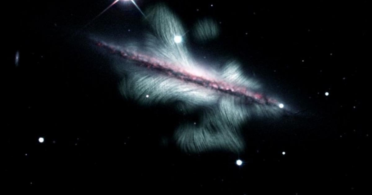 Das surreale Bild zeigt das chaotische Magnetfeld der Spiralgalaxie