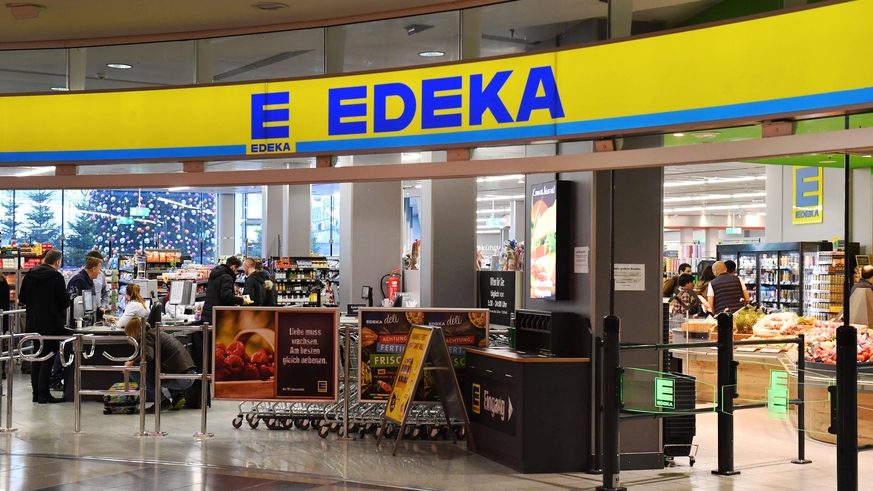 Edeka beobachtet Aldi im Werbespot im Supermarkt: "Herzlichen Glückwunsch. 2.450 fehlen noch!"