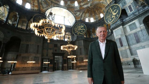 Erdogan gibt dem Westen einen "doppelten Schlag ins Gesicht": Hunderttausende bei Freitagsgebeten in der Politik der Hagia Sophia