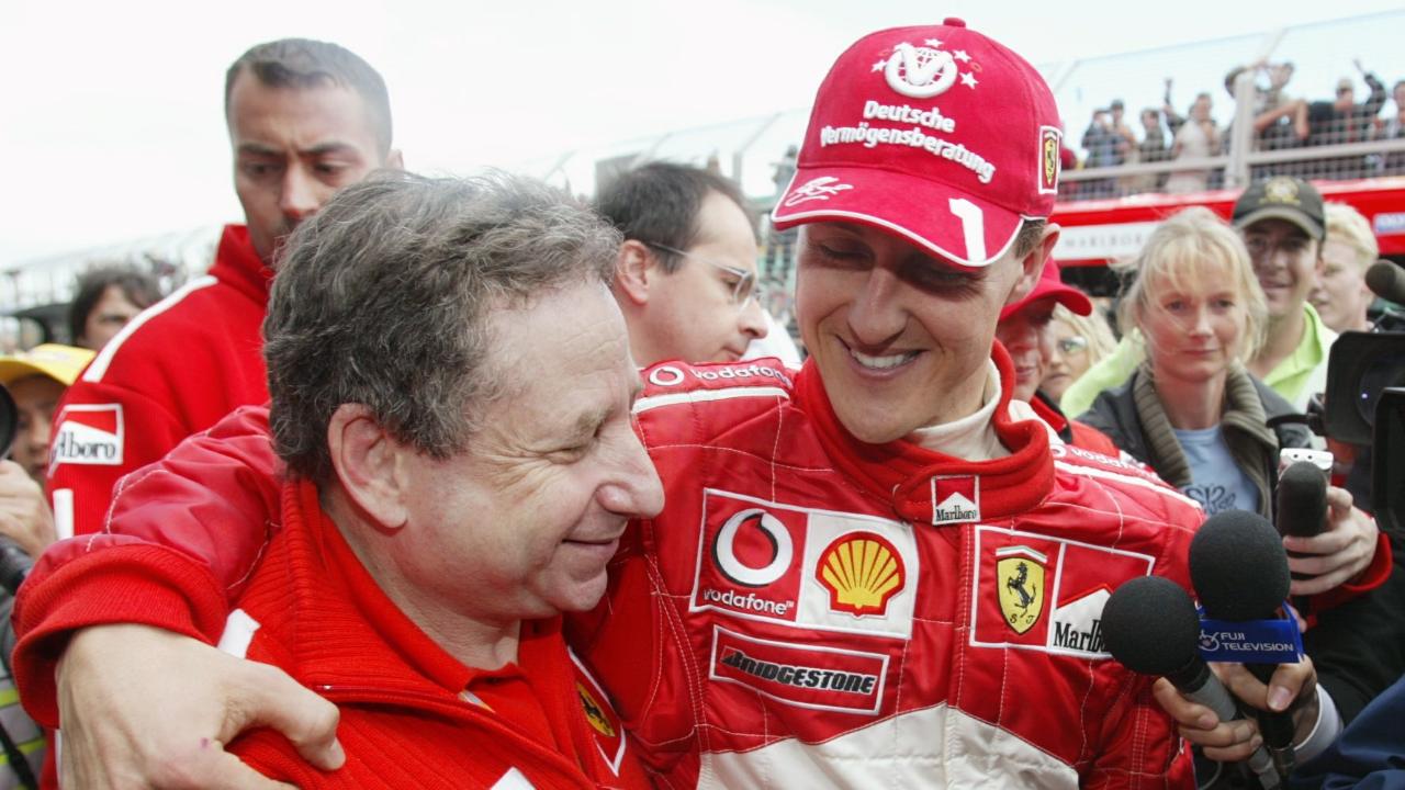 2003: Michael Schumacher umarmt seinen Boss bei Ferrari Jean Todt. Die beiden sind gute Freunde
