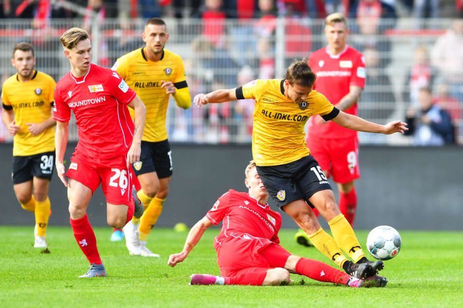 Julius Kade (vorne links) wurde nur in Freundschaftsspielen für Union eingesetzt.  Auch beim 1: 1-Unentschieden am 10. Oktober 2019 gegen Dynamo Dresden war er auf dem Feld und hinterließ offenbar einen Eindruck.