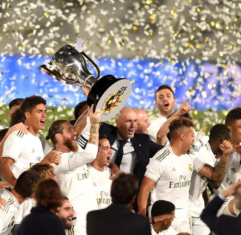 Real Madrids Kapitän Sergio Ramos hebt nach dem Sieg gegen Villarreal den Meistertitel in den Nachthimmel