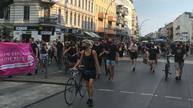 Die Demo gegen die Vertreibung durch Syndikate beginnt friedlich: "Wenn Sie uns die Häuser wegnehmen, werden wir die Stadt platt machen" - Berlin