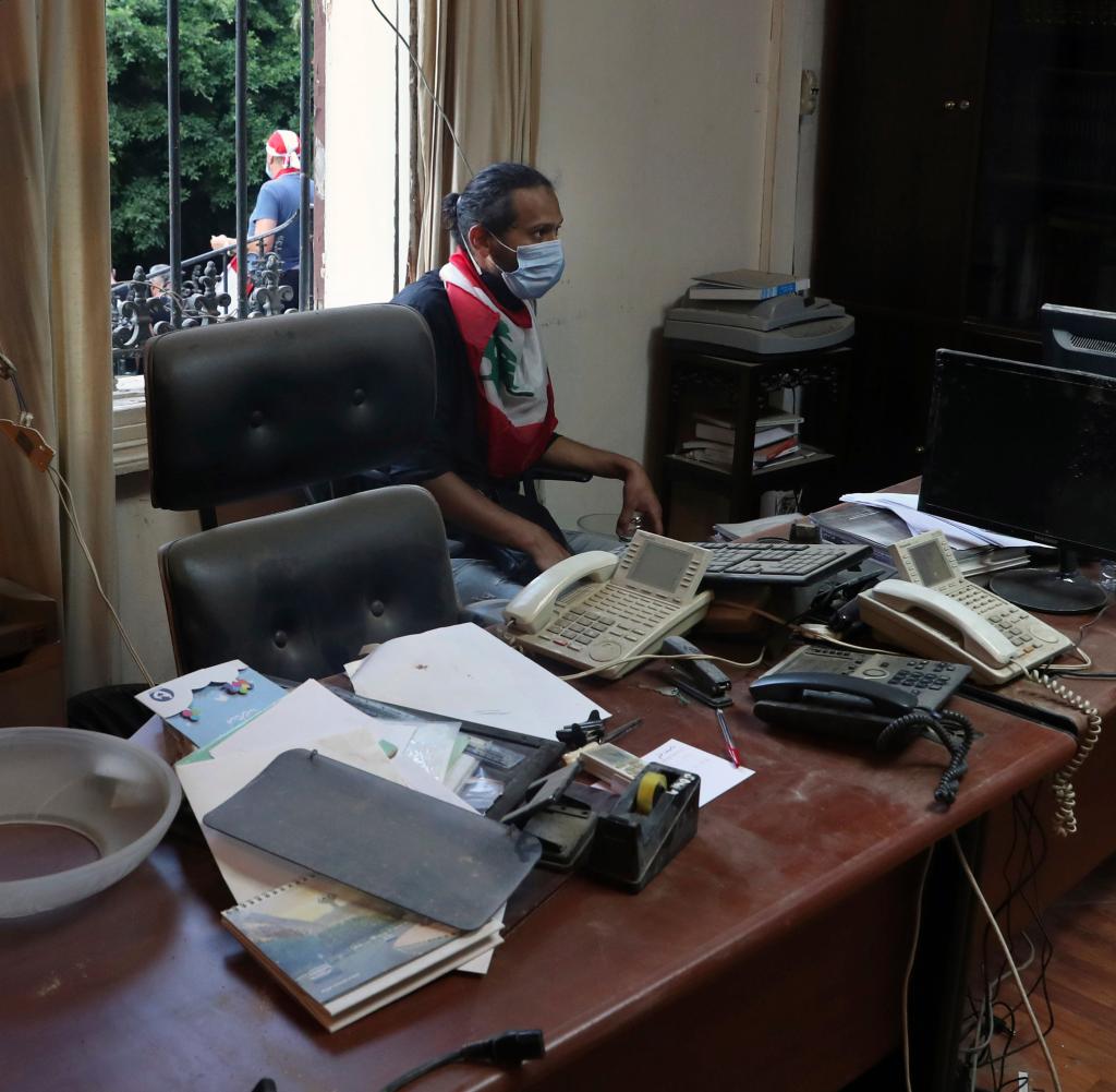 Ein Demonstrant sitzt in einem Büro des Außenministeriums, das zuvor gestürmt wurde