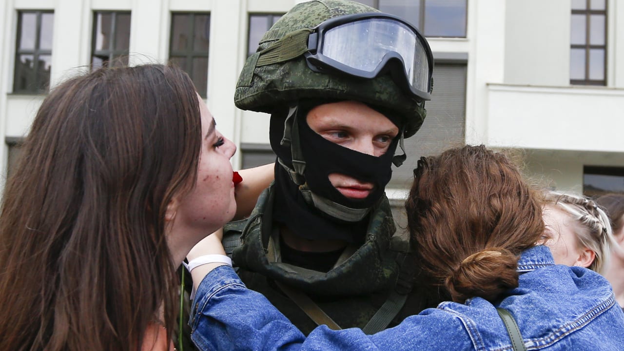 Proteste in Belarus: Erste Polizisten auf der Seite der Demonstranten - Politik im Ausland