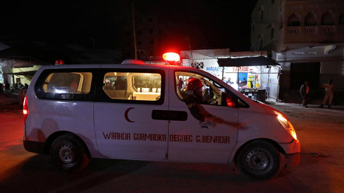 Terror in Mogadischu: Bewaffnete stürmen das Hotel nach einer starken Explosion