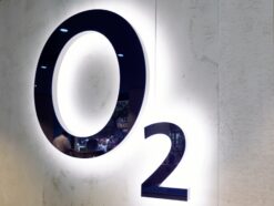 Das O2-Logo an einer Wand.