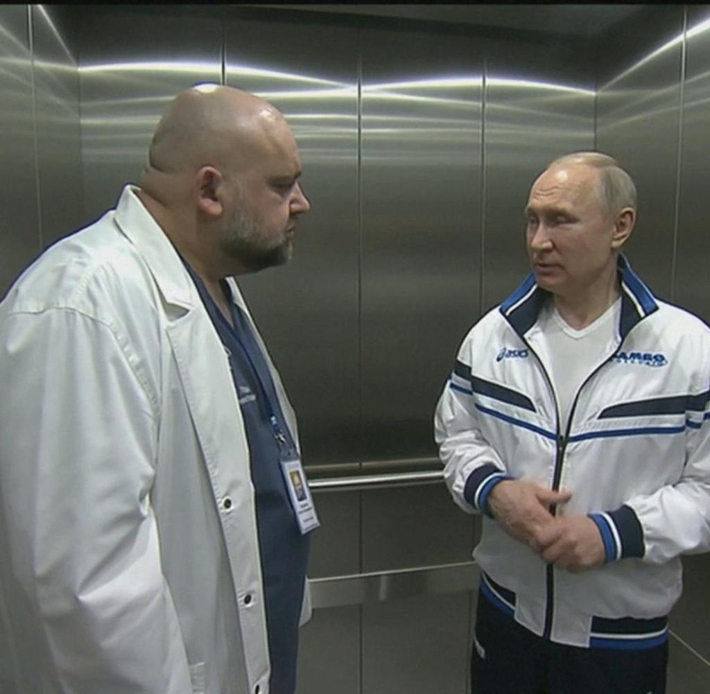 Ein russischer Arzt (links), der später selbst mit Corona infiziert war, traf Wladimir Putin Ende März