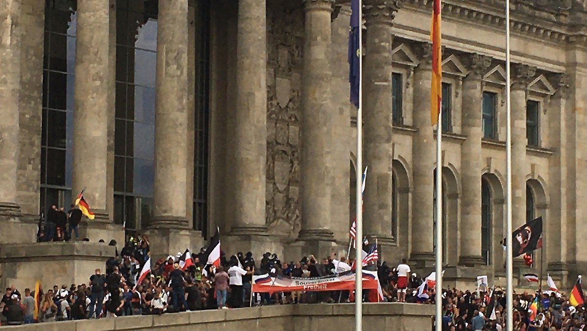 Corona-Kundgebungen in Berlin: Polizei stoppt Demonstranten vor Reichstag