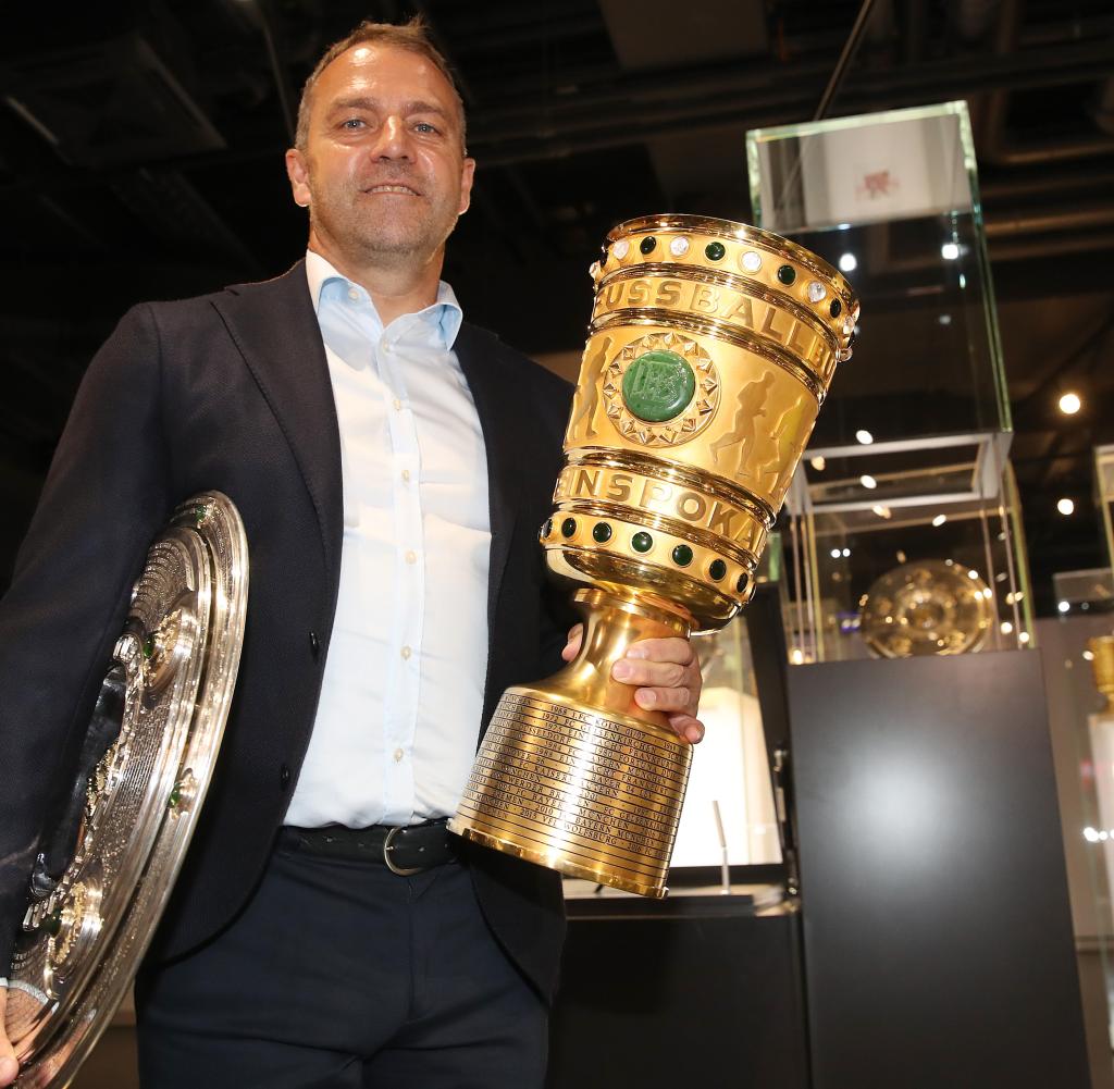 Doppelsieger Hansi Flick mit dem Champion Cup und dem DFB Cup.  Jetzt ist der Gegner auch definitiv für die erste Runde