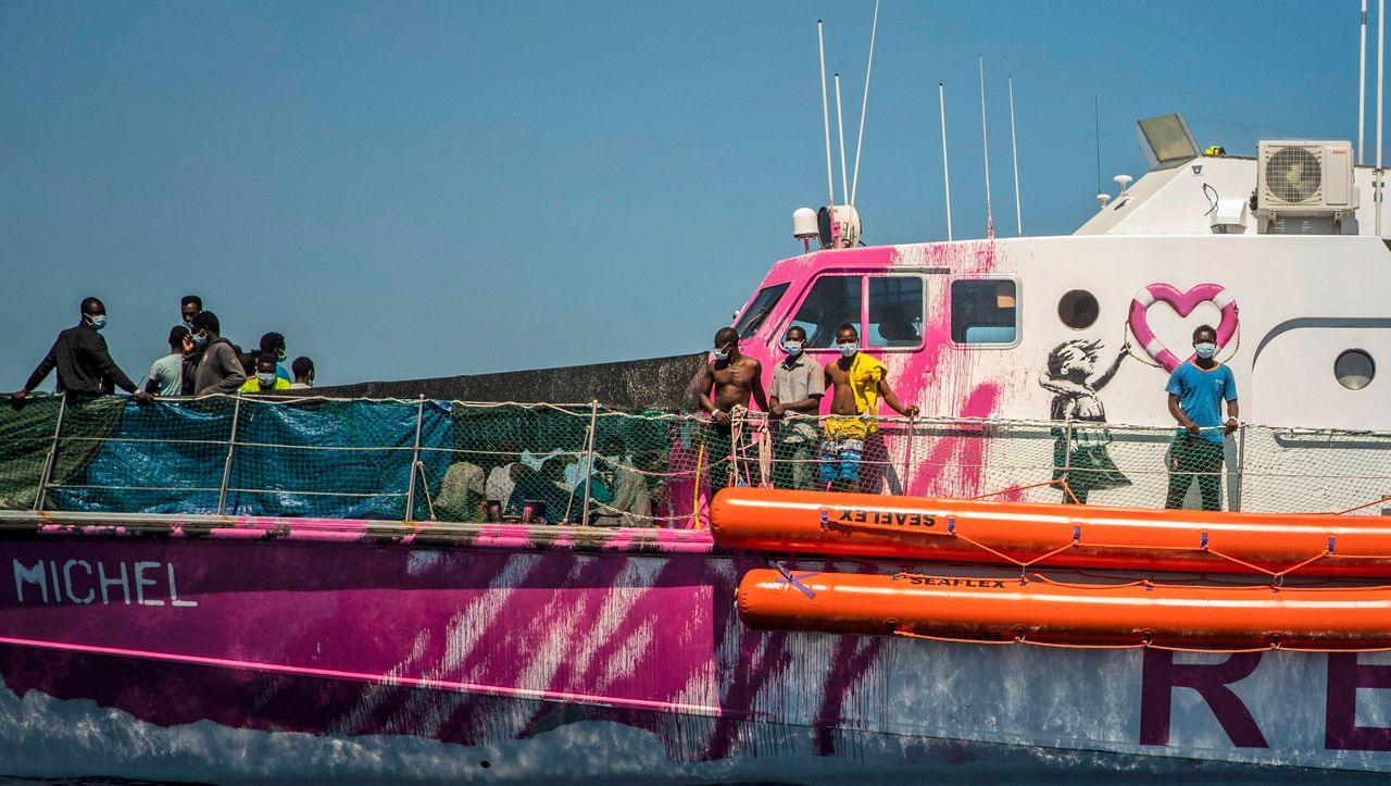 Flüchtlinge: Überfülltes Banksy-Rettungsschiff ruft um Hilfe
