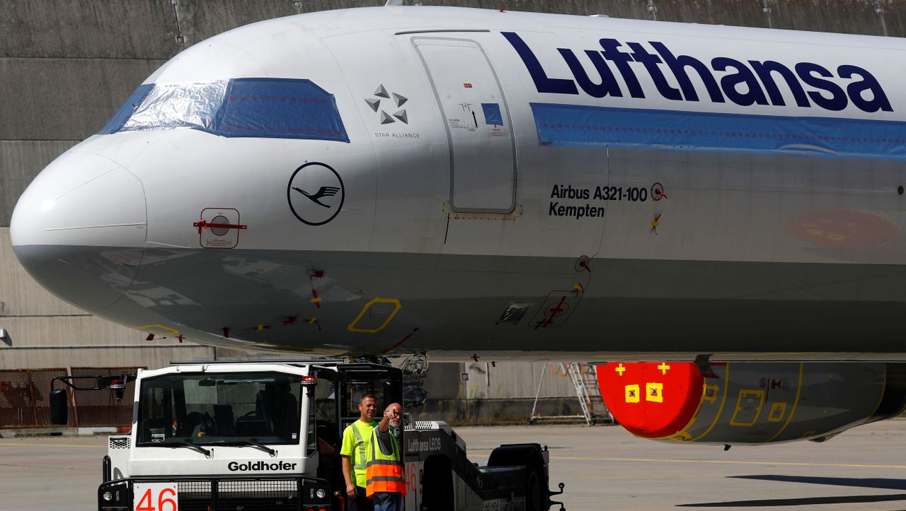 Flugbegleiter akzeptieren ein Sparpaket von Lufthansa