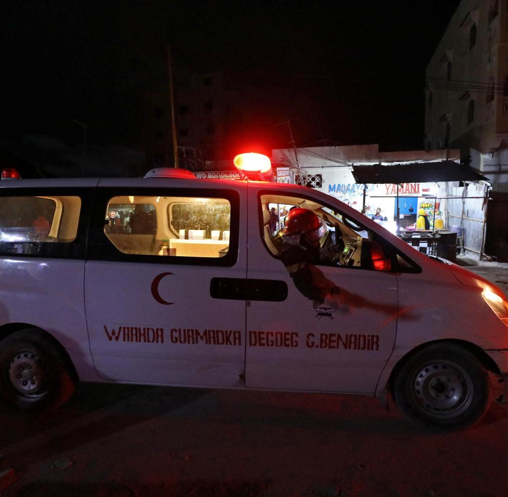 Ein Krankenwagen vor dem Hotel in Mogadischu