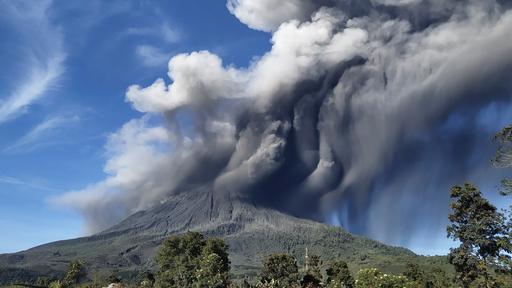 Vulkanausbruch in Indonesien: Die Sinabung spuckt Rauch und Asche
