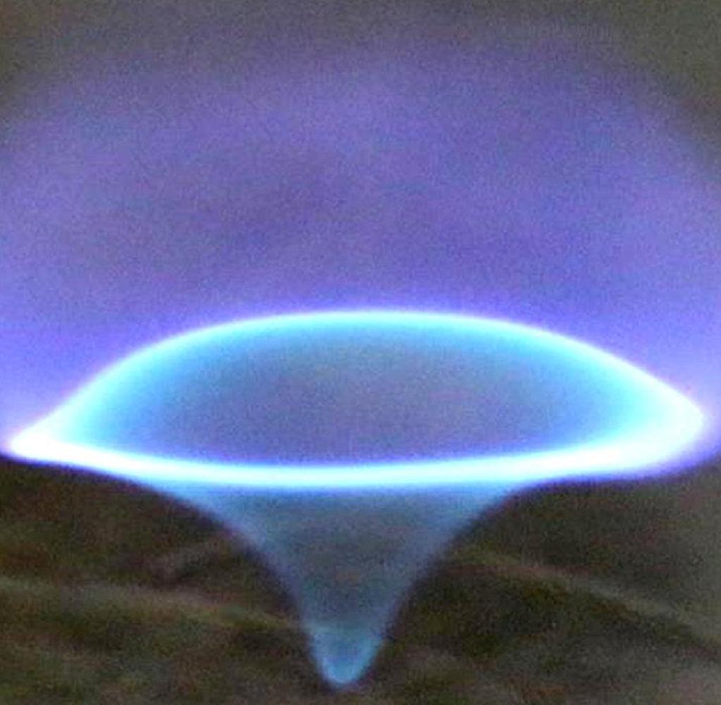 Das Zusammenspiel von drei spezifischen Flammen erzeugt einen blauen Ring