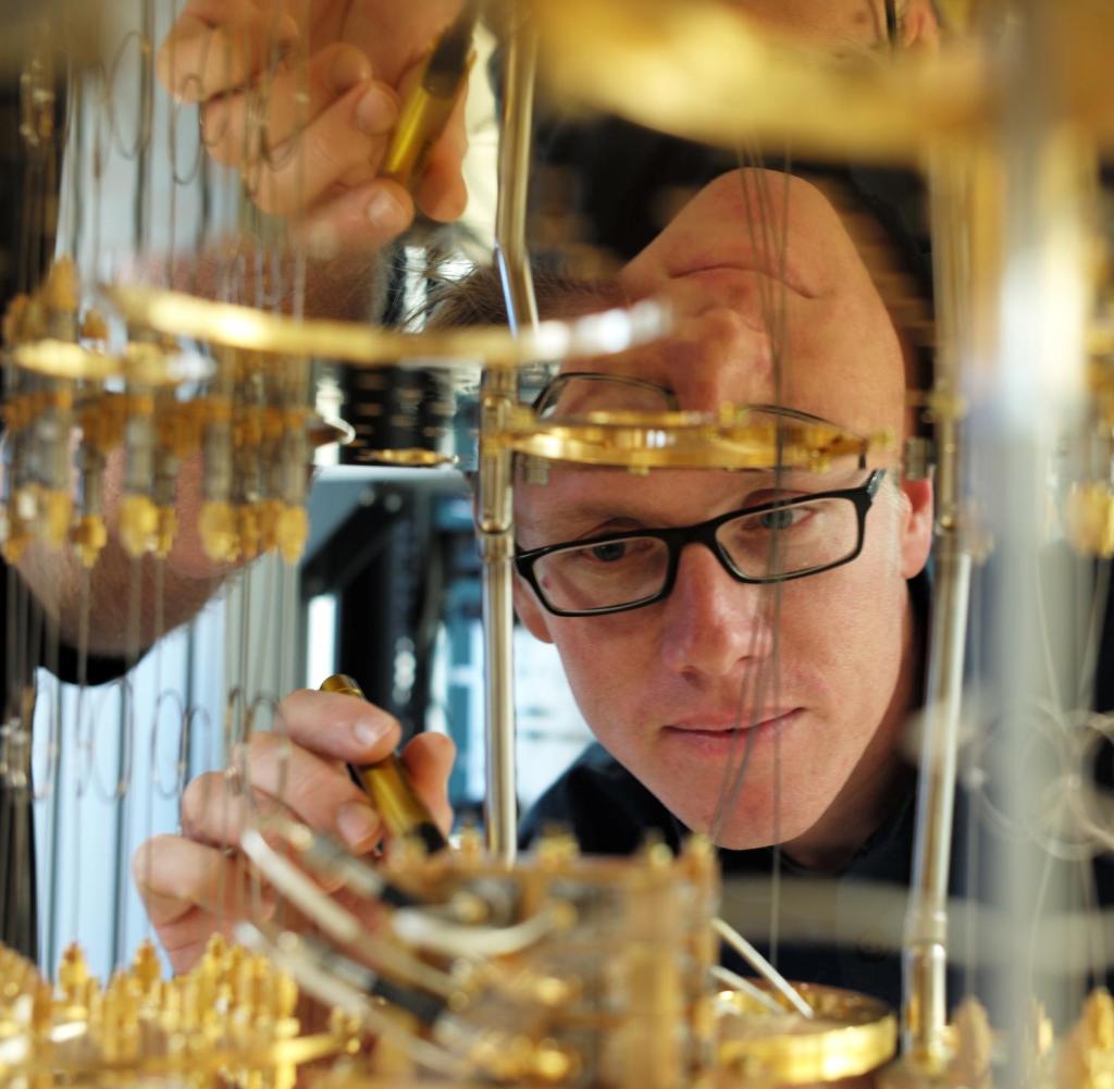 Der IBM-Wissenschaftler Stefan Filipp arbeitet im Labor am Versuchsaufbau eines Quantencomputers.