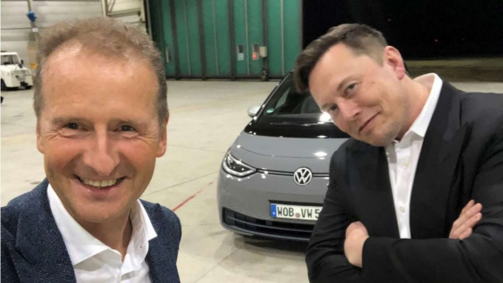 VW: Tesla-Chef Elon Musk testet vollelektrischen Volkswagen und trifft einen wunden Punkt - Diess reagiert klug