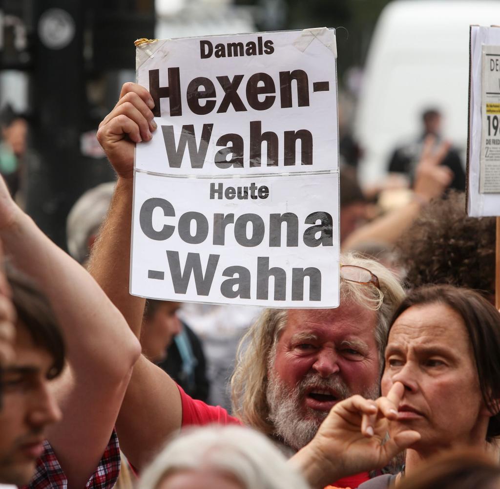 Im August demonstrierten die Menschen in Berlin nahe beieinander - die Richter erinnern sich vielleicht an diese Fotos