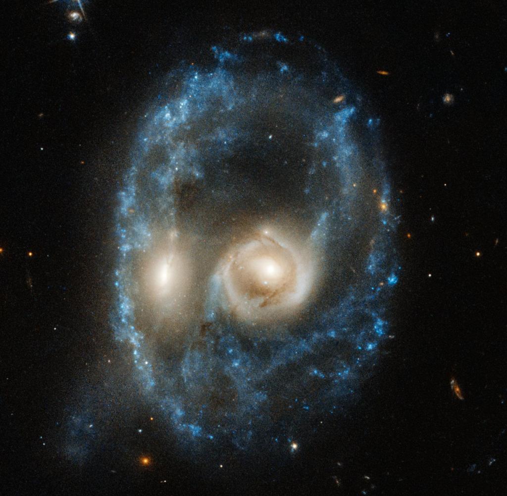 Dieses mit dem Hubble-Weltraumteleskop aufgenommene Foto zeigt zwei Galaxien, die miteinander kollidieren