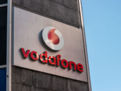 Vodafone-Logo und Schriftzug an einer Hauswand