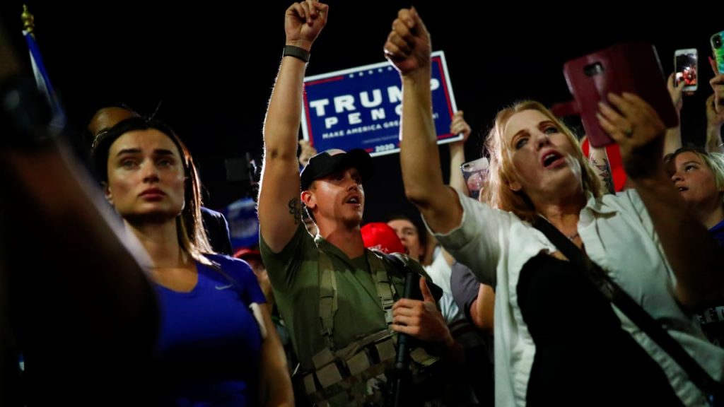 US-Wahl: Bewaffnete Trump-Fans toben vor Wahlbüros - Politik im Ausland