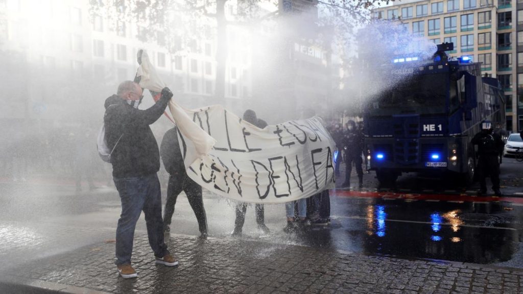 Frankfurt am Main: Querdenker-Demo ohne Maske - Wasserwerfer gegen Gegendemonstranten
