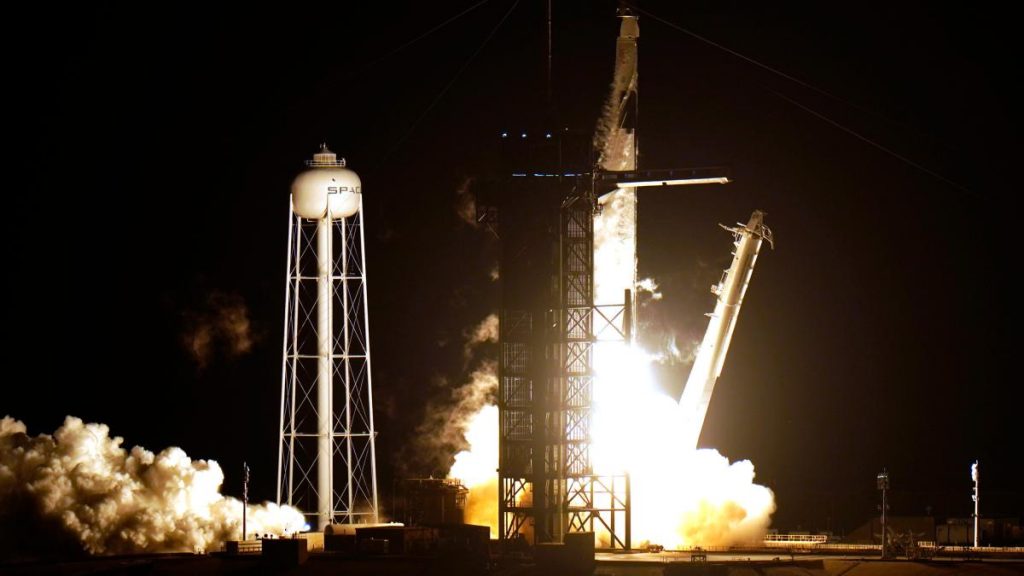 SpaceX: Triumph für Elon Musk - Falcon 9 schickt vier Personen in den Weltraum