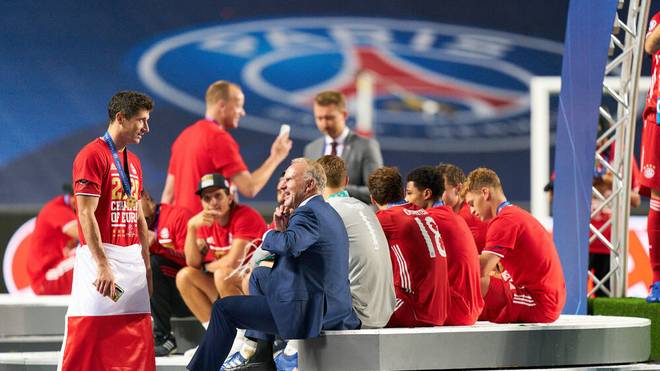 Bayern-Chef Karl-Heinz Rummenigge kommt nach dem Gewinn der Champions League zu den Spielern