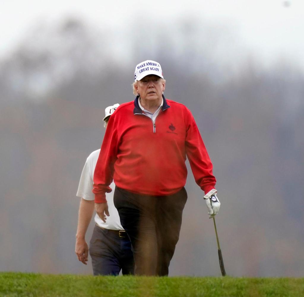 Präsident Donald Trump spielt Golf im Trump National Golf Club in Sterling, Virginia, Samstag, 21. November 2020. (AP Photo / Manuel Balce Ceneta)
