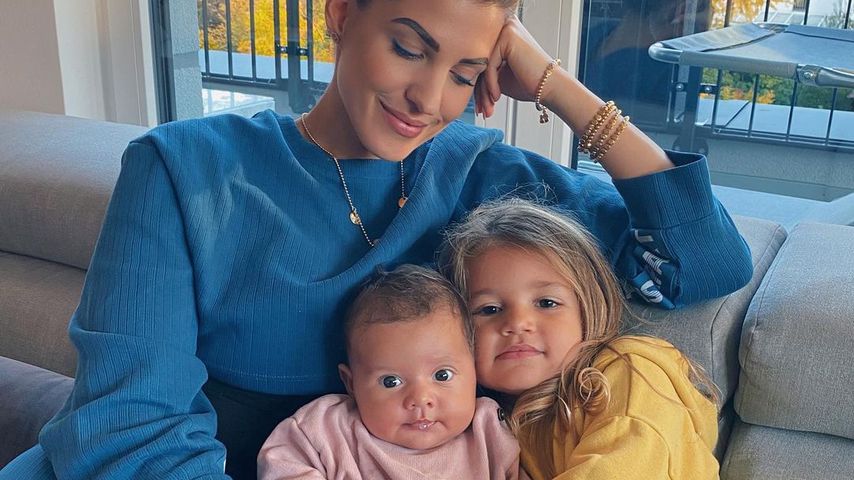 Sarah Harrison und ihre beiden Töchter Mia Rose und Kyla im Oktober 2020 in München