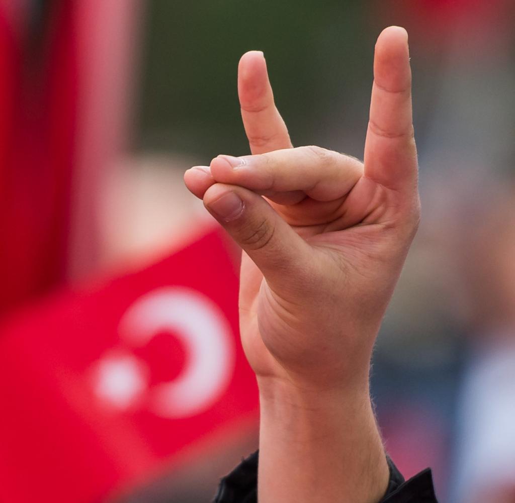 Eine Hand zeigt das "Wolfsgruß" das "Graue Wölfe" während einer Demonstration in München im Jahr 2016