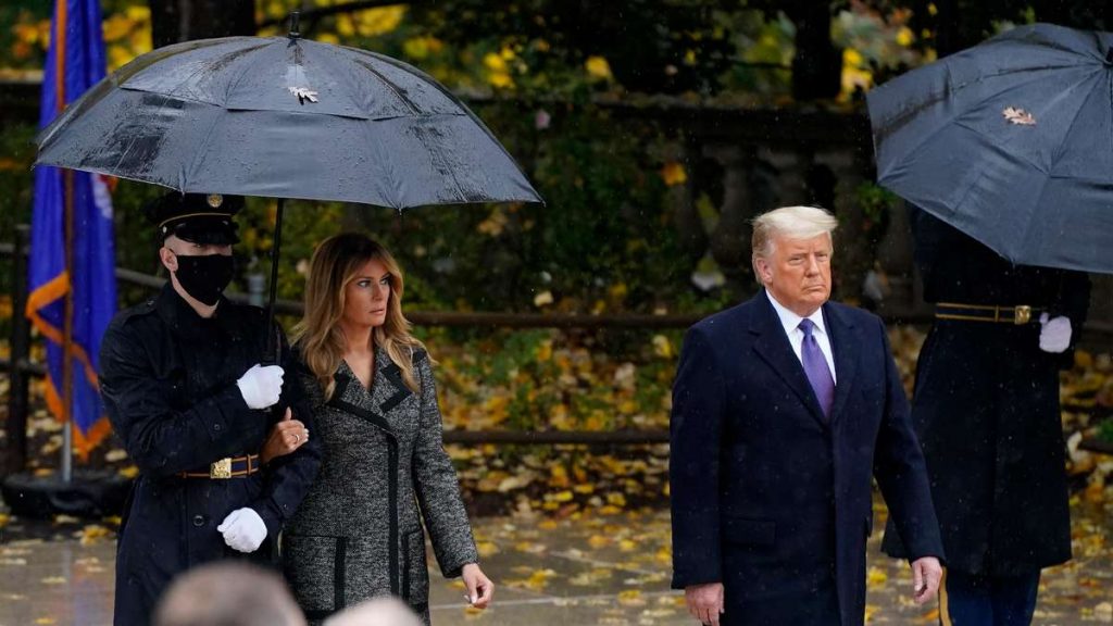 Melania Trump lässt Donald im Regen draußen - neue Fotos mit Gerüchten über die Trennung von Soldaten