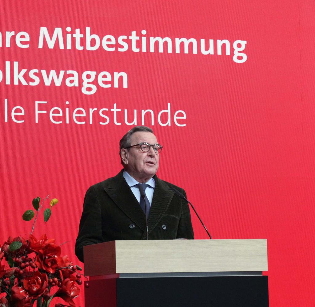 Ehemaliger Bundeskanzler Schröder bei der Volkswagen Zeremonie