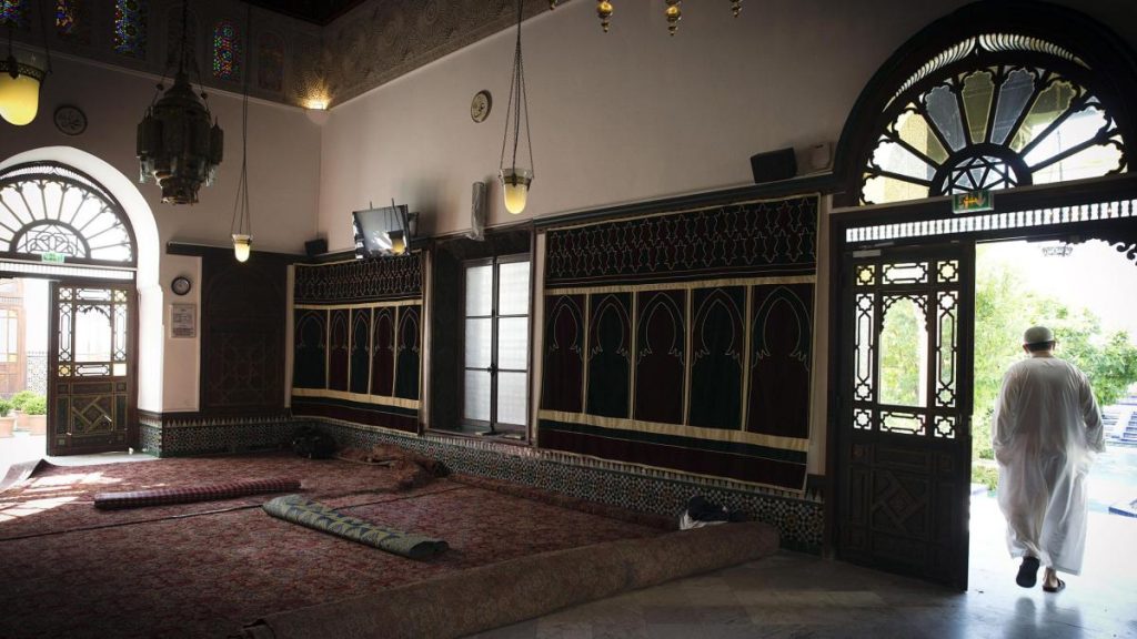 Frankreich: Innenminister kontrolliert 76 Moscheen