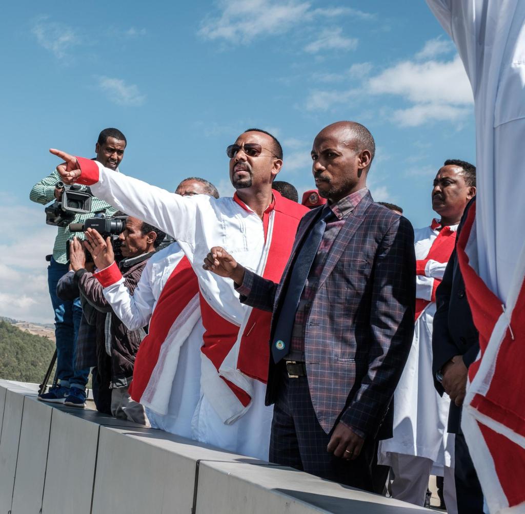 Äthiopiens Premierminister Abiy Ahamed (C) gestikuliert während eines Besuchs an der Universität von Gondar in Gondar, Nordäthiopien, am 9. November 2018. - Die Präsidenten von Somalia und Eritrea trafen sich am Freitag mit dem äthiopischen Premierminister Abiy Ahmed, um die regionalen Wirtschaftsbeziehungen zu festigen als warme Beziehungen zwischen den einst rivalisierenden Nationen.  (Foto von EDUARDO SOTERAS / AFP) (Bildnachweis sollte EDUARDO SOTERAS / AFP / Getty Images lauten)