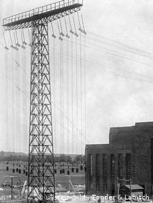 Schwarzweißbild einer Antenne außerhalb des Senders Nauen in Brandenburg im Jahre 1919.