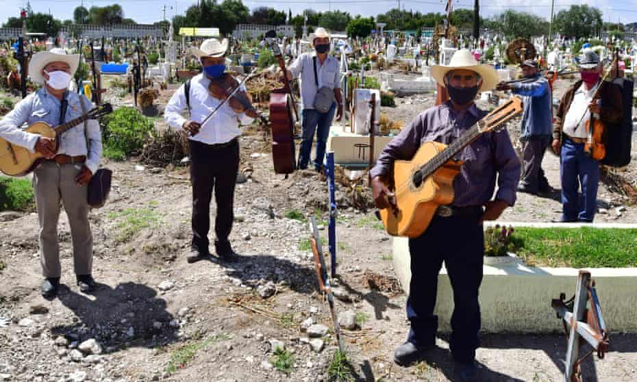 Musiker aus Los Tigres de la Guasteca singen dem Verstorbenen im Pantheon von San Isidro in der Gemeinde Ecatepec in Mexiko.