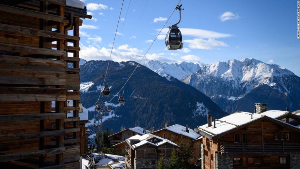 Britische Touristen "flohen" aus dem Schweizer Skigebiet "im Schutz der Nacht", nachdem die Quarantäne verhängt worden war