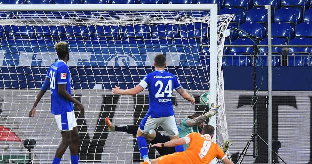 Bundesliga: Schalke 04 0-1 gegen Arminia Bielefeld trotz Stevens