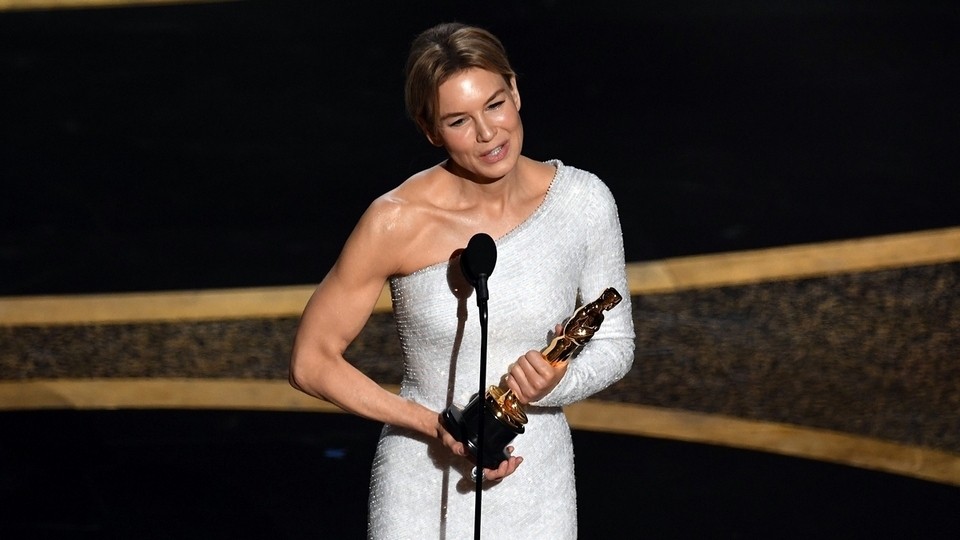 Der Tag - Oscar-Preisträger und jetzt Grammy nominiert Renee Zellweger?  Sie ist auch überrascht.