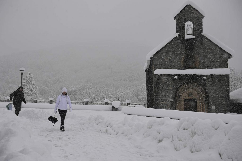 Lawine tötet 1 Skifahrer in der Schweiz, Schnee trifft Österreich