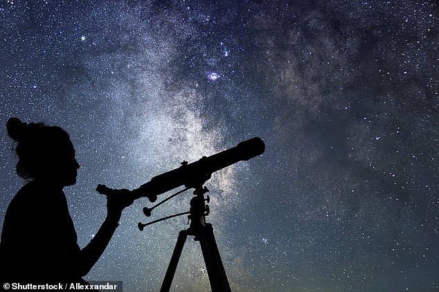 Neue Bilder des umlaufenden Teleskops halfen Astro-Experten, zwei Ideen zu entwickeln, was gelbe Wolken sind