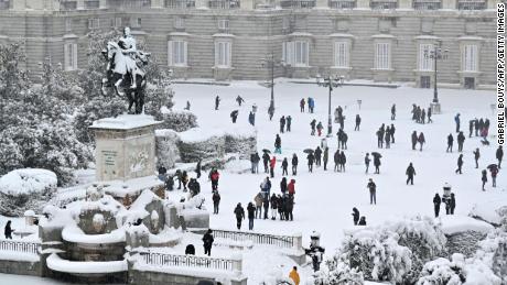 Die Menschen genießen den Schnee vor dem Königspalast in Madrid am 9. Januar 2021.