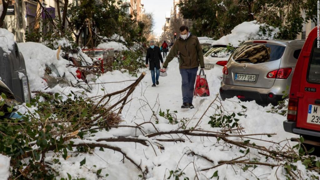 Schneesturm in Spanien: Land gelähmt, Impfstoffe, Lebensmittelkonvois