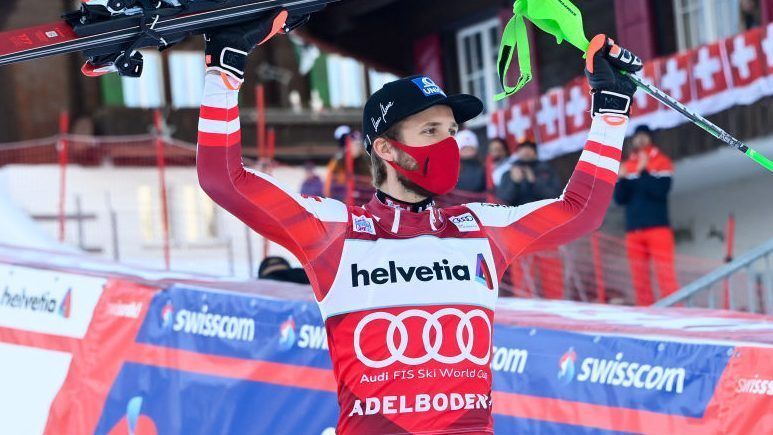 Der Österreicher Marco Schwarz holt sich mit seinem ersten Weltcup-Slalomsieg die Tabellenführung